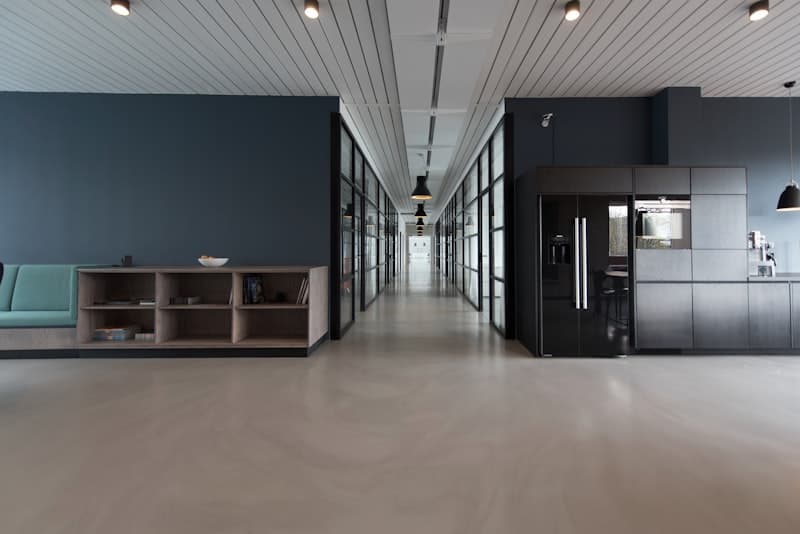 Modern kantoor met rustige werkplekken